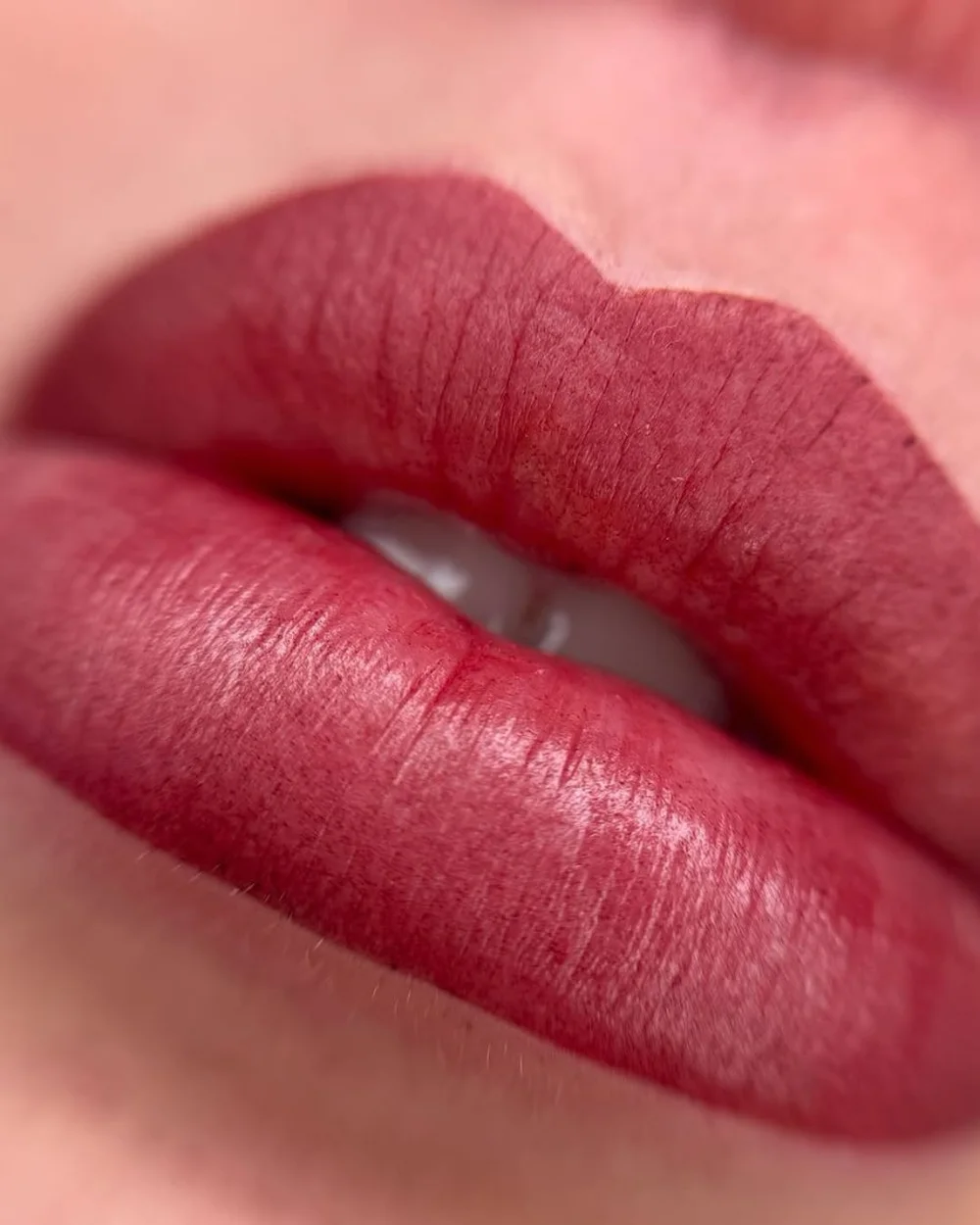 Permanent Make-up der Lippen (Lip Blush) in einem beerigen Rotton